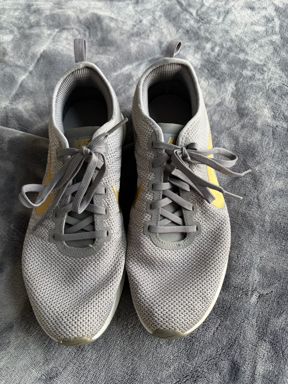 Nike Men’s Gray Knit Running Shoes with Yellow Swoosh